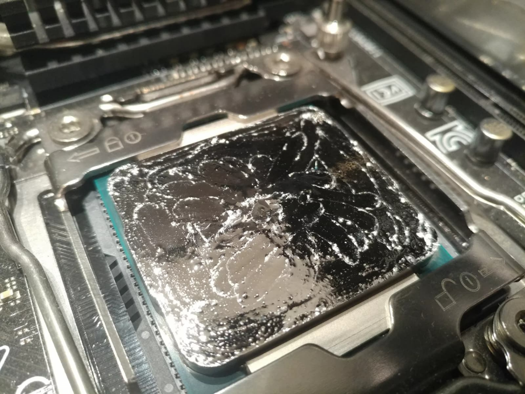 Жидкий металл на процессоре Intel Xeon